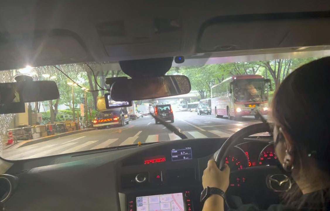 雨の日、交通量の追い新宿での教習風景